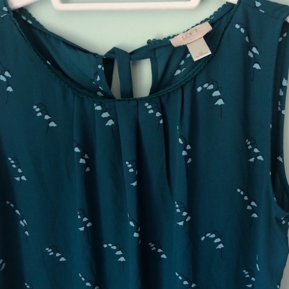 LOFT blue flower flowy petite top - Picture 2 of 4